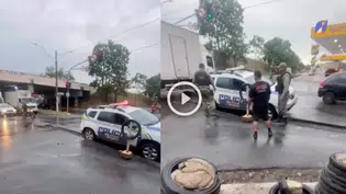 Carro da polícia cai em vala sem sinalização no Lourival Parente em Teresina
