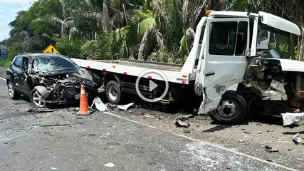 Acidente entre caminhão e dois carros deixa BR-316 parcialmente interditada