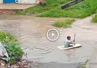 Criança é flagrada brincando em esgoto após chuva no bairro Santo Antônio
