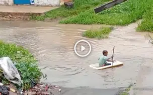 Criança é flagrada brincando em esgoto após chuva no bairro Santo Antônio