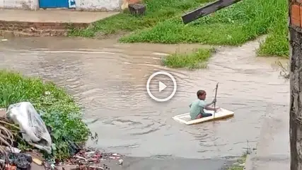 Criança é flagrada brincando em esgoto após chuva no bairro Santo Antônio