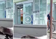 Vidro solto em parada de ônibus ameaça cair no São Joaquim, em Teresina