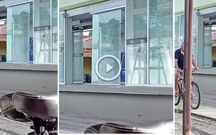 Vidro solto em parada de ônibus ameaça cair no São Joaquim, em Teresina