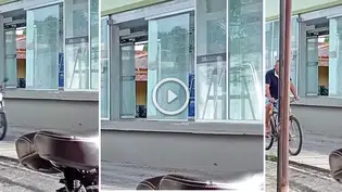 Vidro solto em parada de ônibus ameaça cair no São Joaquim, em Teresina