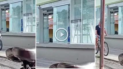 Vidro solto em parada de ônibus ameaça cair no São Joaquim, em Teresina