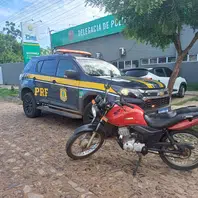 PRF recupera motocicleta roubada e apreende veículo adulterado em Piripiri