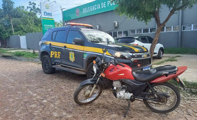 PRF recupera motocicleta roubada e apreende veículo adulterado em Piripiri
