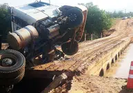 Caminhão tomba ao tentar atravessar passagem molhada na zona rural de Dom Inocêncio