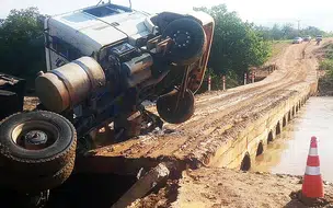 Caminhão tomba ao tentar atravessar passagem molhada na zona rural de Dom Inocêncio
