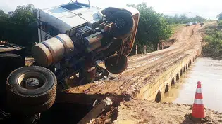 Caminhão tomba ao tentar atravessar passagem molhada na zona rural de Dom Inocêncio