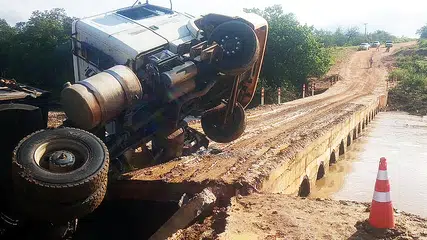 Caminhão tomba ao tentar atravessar passagem molhada na zona rural de Dom Inocêncio