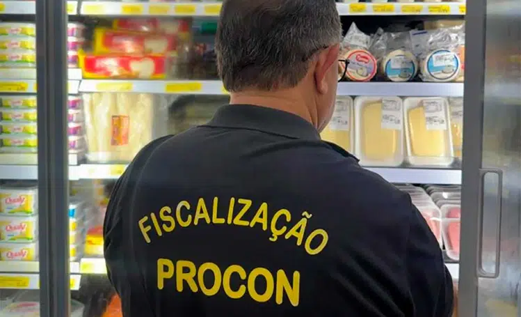 Procon fiscaliza estabelecimentos de São Raimundo Nonato e encontra irregularidades