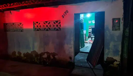 Mulher é morta a tiros após ter casa invadida no litoral do Piauí