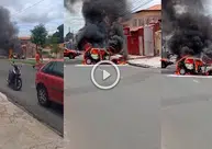 Carro pega fogo em rua do bairro Lourival Parente e assusta moradores