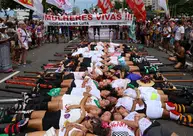 Mulheres se reúnem em Copacabana contra a violência e o feminicídio