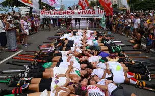 Mulheres se reúnem em Copacabana contra a violência e o feminicídio