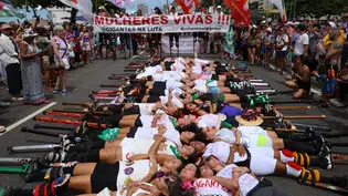 Mulheres se reúnem em Copacabana contra a violência e o feminicídio
