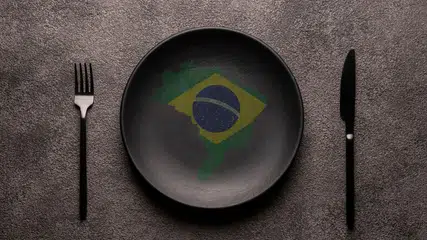 Inflação acelera para 0,89% em abril com alta de alimentos e combustíveis