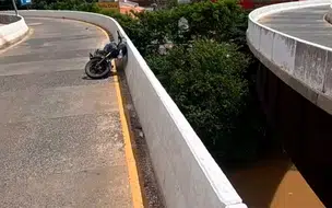 Corpo de Bombeiros realiza buscas para encontrar motociclista que caiu da ponte da Amizade