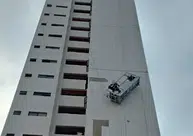 Operário fica pendurado a 50m de altura após falha de equipamento em Teresina