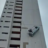 Operário fica pendurado a 50m de altura após falha de equipamento em Teresina