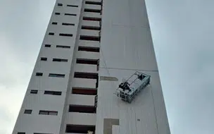Operário fica pendurado a 50m de altura após falha de equipamento em Teresina