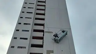 Operário fica pendurado a 50m de altura após falha de equipamento em Teresina