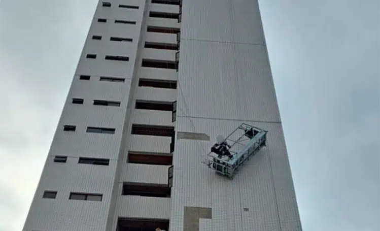 Operário fica pendurado a 50m de altura após falha de equipamento em Teresina