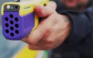 Condutor flagrado dirigindo sob efeito de drogas resiste à prisão e é submetido a arma de choque