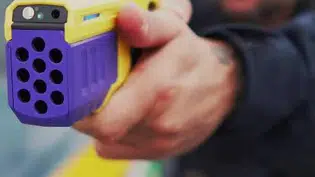 Condutor flagrado dirigindo sob efeito de drogas resiste à prisão e é submetido a arma de choque