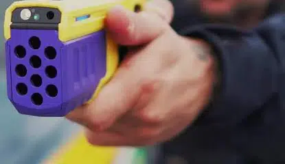 Condutor flagrado dirigindo sob efeito de drogas resiste à prisão e é submetido a arma de choque