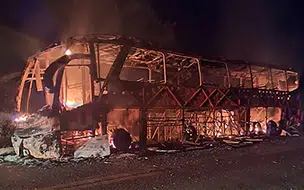Ônibus de turismo fica destruído após pegar fogo na BR-407 em Jaicós
