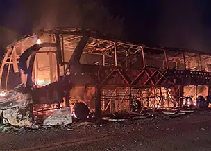 Ônibus de turismo fica destruído após pegar fogo na BR-407 em Jaicós