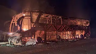 Ônibus de turismo fica destruído após pegar fogo na BR-407 em Jaicós