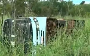 Estudantes ficam feridos após ônibus escolar tombar em Floriano