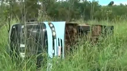 Estudantes ficam feridos após ônibus escolar tombar em Floriano