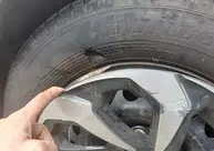 Professor rasga pneu de carro pela 3º vez ao cair em buraco em ruas do Mocambinho