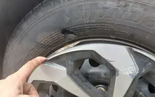 Professor rasga pneu de carro pela 3º vez ao cair em buraco em ruas do Mocambinho
