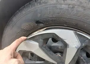 Professor rasga pneu de carro pela 3º vez ao cair em buraco em ruas do Mocambinho