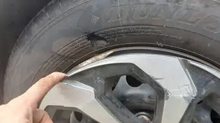 Professor rasga pneu de carro pela 3º vez ao cair em buraco em ruas do Mocambinho