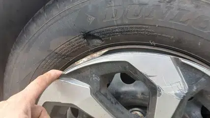 Professor rasga pneu de carro pela 3º vez ao cair em buraco em ruas do Mocambinho