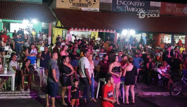 Shows, emoção e praça lotada no último dia das comemorações em Coivaras