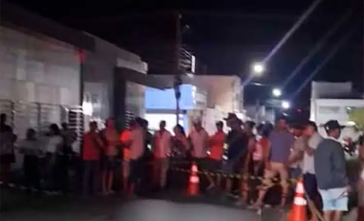 Gari morre ao cair e ser atropelado por caminhão de lixo em Simões