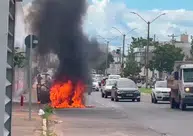Carro fica destruído após pegar fogo na avenida Zequinha Freire, zona leste de Teresina