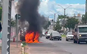 Carro fica destruído após pegar fogo na avenida Zequinha Freire, zona leste de Teresina