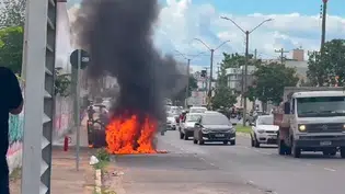 Carro fica destruído após pegar fogo na avenida Zequinha Freire, zona leste de Teresina