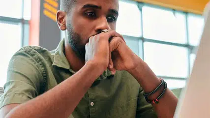 IA no ambiente de trabalho pode gerar riscos psicossociais para os trabalhadores analisa OIT