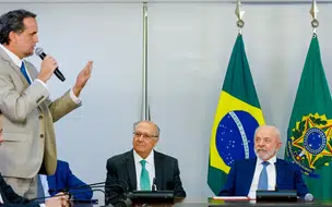 Presidente Lula assina MP e zera "taxa das blusinhas"