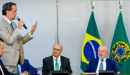 Presidente Lula assina MP e zera "taxa das blusinhas"