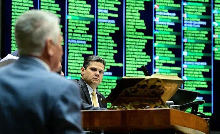 Congresso derruba veto e possibilita redução de penas pelo 8 de janeiro